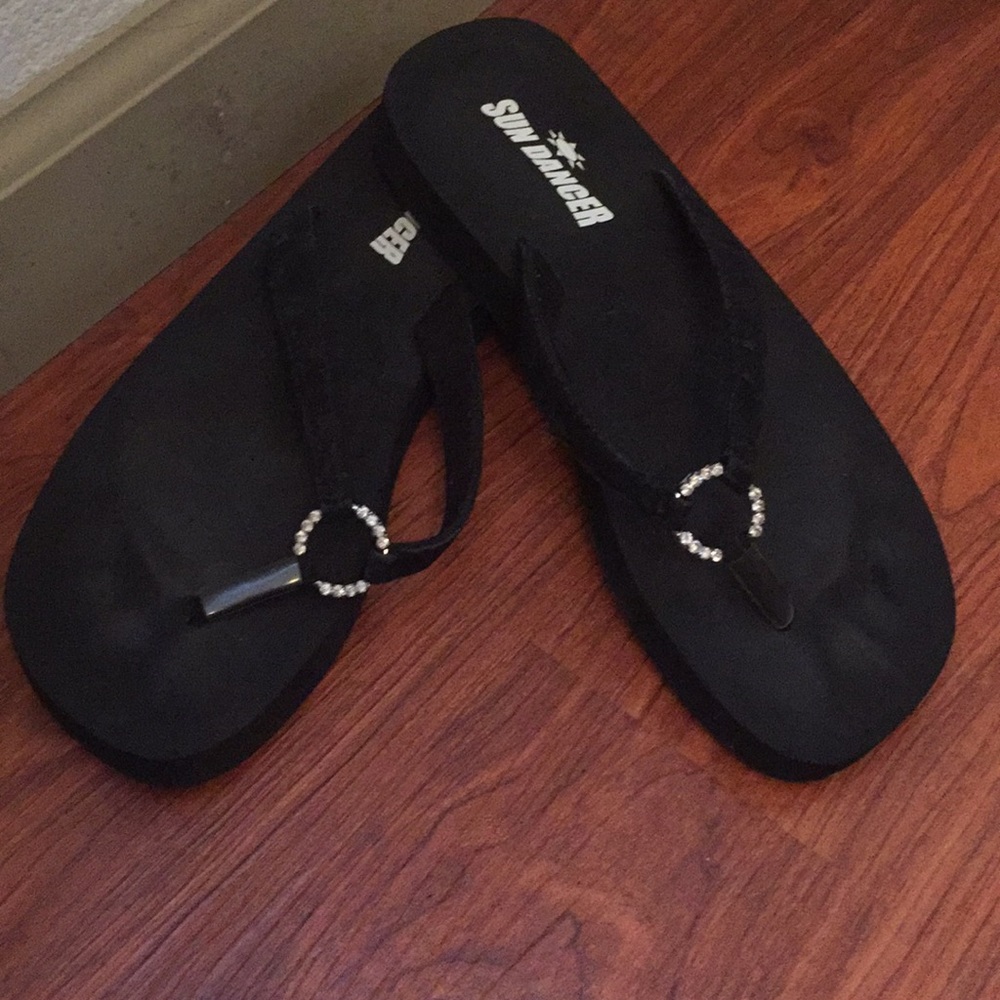 🦋 Black With Rhinestone Flip Flops